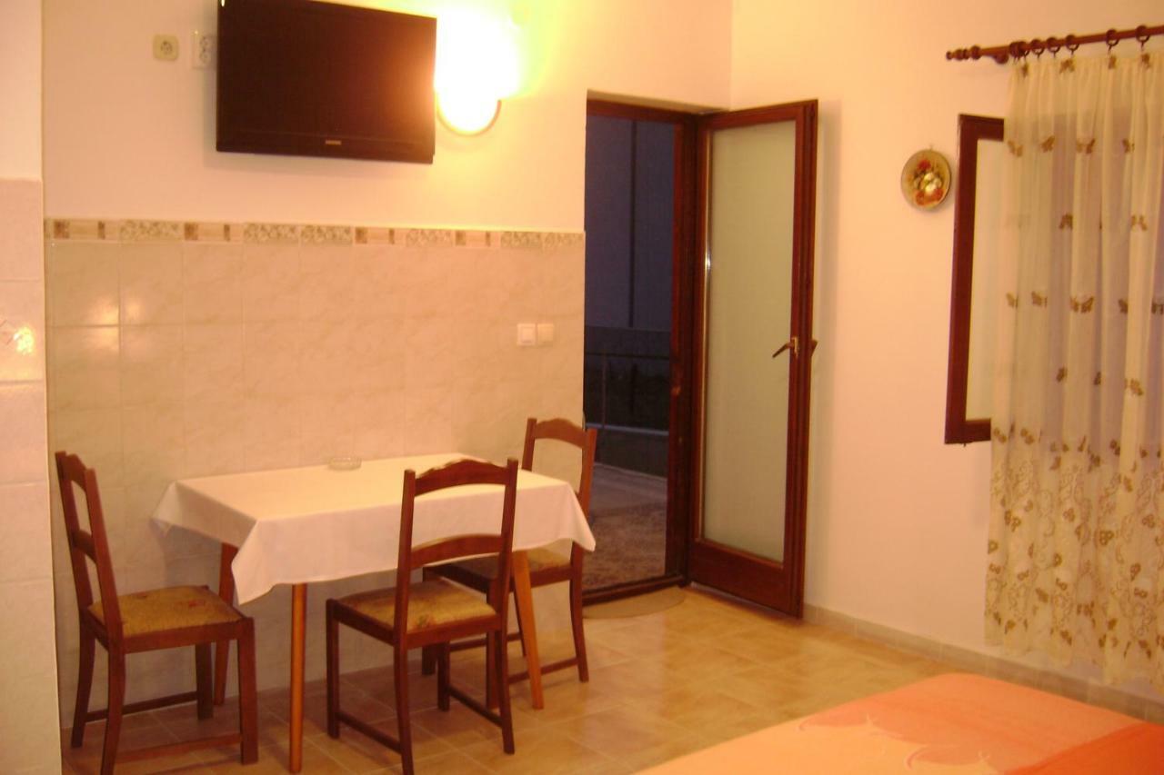 Apartmani Peko Pag Town Exterior photo